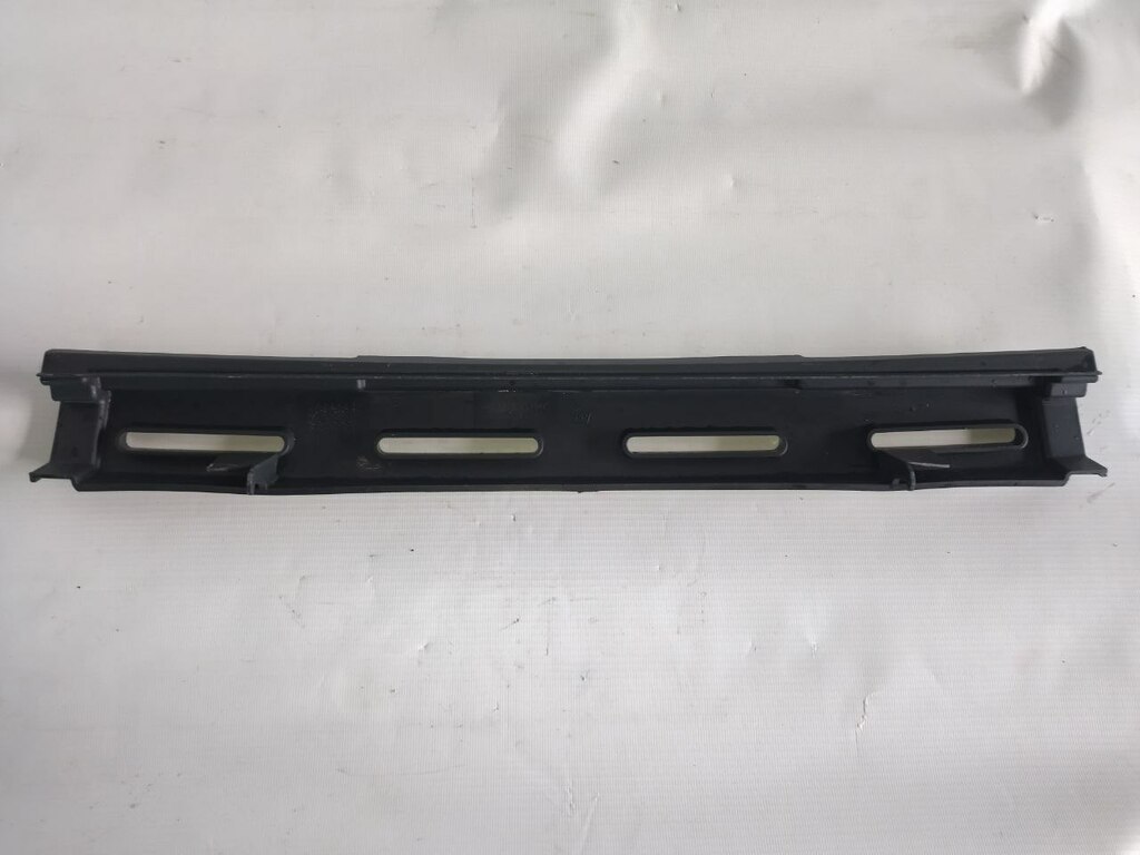 дефлектор лобового стекла центральный б/у - 1